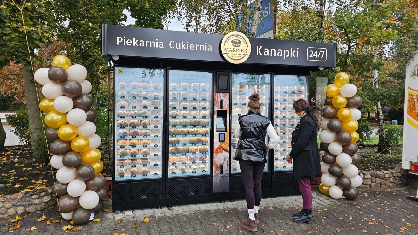 MARPIEK bakery vending machine with two customers outdoors