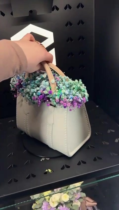 Collecting a flower arrangement from a Lillevend compartment
