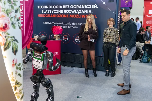 Robota demonstrācija stendā